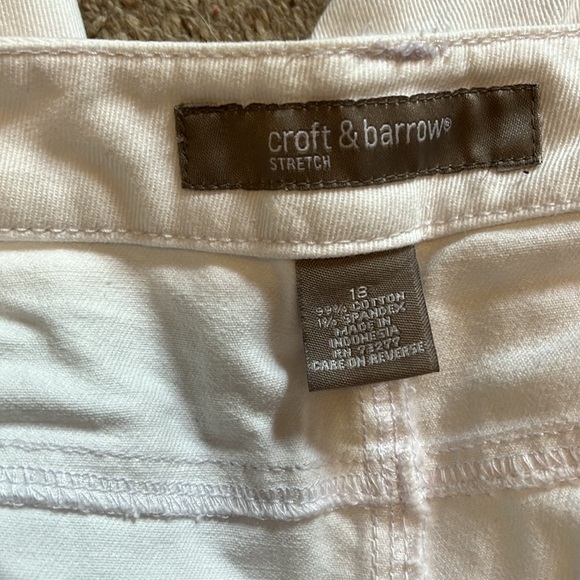 Croft and barrow cropped woman’s 18 jeans - Picture 3 of 4